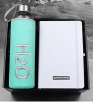 Özel Peluş Kılıflı 600ml Turkuaz Renk Cam Matara & Kişiye Özel Beyaz Defter Hediye Seti