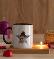 Kişiye Özel Mavi Yıldız Kafa Fotoğraflı Ahşap Altlıklı Mumlu Siyah Kupa