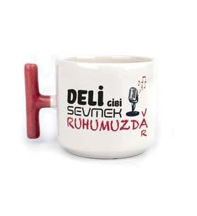 Deli Gibi Sevmek Ruhumuzda Var Baskılı Kırmızı Kulplu T Kupa