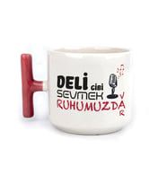 Deli Gibi Sevmek Ruhumuzda Var Baskılı Kırmızı Kulplu T Kupa