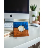 Classic Ceviz & Epoksi Masa Saati – Altın Kaplama Quartz Mekanizma – El Yapımı Tasarım (15x15 cm) (Mavi-Gold)