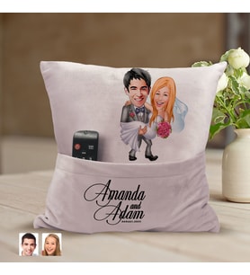 BK Gift Kişiye Özel Evleniyoruz Karikatür Tasarımlı Organizer Kumanda ve Atıştırmalık Cepli Pembe Kırlent Yastık-7 Arkadaşa Hediye, Cepli Yastık