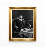 Tablore Atatürk Masada Oturan Siyah Beyaz Tablo Tarihi Fotoğraf Çerçeveli Dekoratif Portre