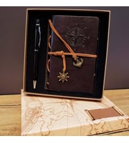 Kişiye Özel Pusula Desenli Kahverengi Defter Siyah Kalem Kutulu