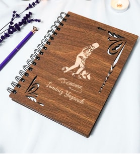 Kişiye Özel Mustafa Kemal Atatürk Desenli Ahşap Kapaklı Defter - Ajanda - İsme Özel - A5 60 Yaprak (120 SAYFA) Hediyelik (Gümüş)