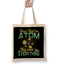 Never Trust An Atom, They Made Up Everything Pun Bez Çanta Uzun Saplı