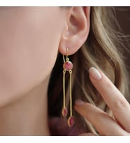 Kök Yakut Taşlı Gold Kaplama Sallantılı Otantik Gümüş Küpe