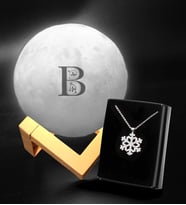 Kişiye Özel 3D Ay Şeklinde Dekoratif Gece Lambası (Standlı) & Kar Tanesi Kolye