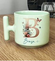 Kişiye Özel Çiçekli Kelebekli B Harfli Hediye Pastel T Kupa İsimli İsim Yazılı (Yeşil)