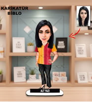 Kişiye Özel Fotoğraflı Karikatür Biblo - Sarı Kırmızı Tişörtlü Taraftar Tasarımlı Masa Üstü Dekoratif Ahşap Biblo