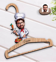 BK Gift Kişiye Özel Erkek Chef Karikatürlü Standart Boy Ahşap Elbise Askısı-1