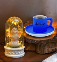 Kişiye Özel İsimli Kahve Fincanı ve Işıklı Beyaz Melekli Fanus (Farklı Renk Seçenekleri) (Mavi)
