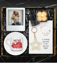 Anneler Gününe Özel Tasarımlı Fincan & Fotoğraf Çerçevesi & Mum & Yıldız Anahtarlık Hediye Seti