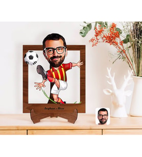 BK Gift Kişiye Özel Sarı Kırmızı Futbolcu Karikatürlü Ahşap Standlı 3D Biblo-1 (Beyaz)