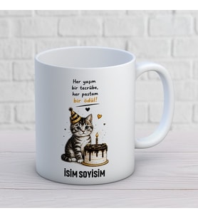 Kişiye Özel Her Yaşım Bir Tecrübe Her Pastam Bir Ödül Baskılı Kupa – İsimli Kedi Tasarımlı Doğum Günü Hediyesi