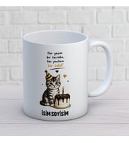 Kişiye Özel Her Yaşım Bir Tecrübe Her Pastam Bir Ödül Baskılı Kupa – İsimli Kedi Tasarımlı Doğum Günü Hediyesi