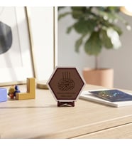 Rahman ve Rahim Hat Sanatı Masaüstü Dekoru, Çalışma Alanları İçin Manevi ve Modern Bir Dokunuş 10x10 cm, Açık Kahve