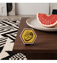 Hat Sanatı Esintili Ve Rabbeke Fe Kebbir Yazılı Dekoratif Masaüstü Aksesuarı, Anlamlı Hatıra ve Değerli Hediye Seçeneği 10x10 cm