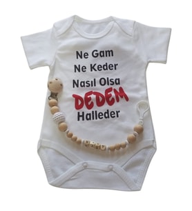 Hoşgeldin Bebek, Yenidoğan Ünisex Bebek, Dedem Halleder Baskılı Badi ve İsimli Emzik Askısı Hediye Seti (Krem)