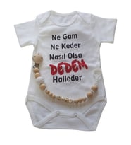 Hoşgeldin Bebek, Yenidoğan Ünisex Bebek, Dedem Halleder Baskılı Badi ve İsimli Emzik Askısı Hediye Seti (Krem)