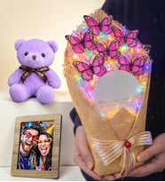 Kişiye Özel Hediye Fotoğraflı Renkli Işıklı Aynalı Kelebek Buketi ve Mor Peluş Ayıcık (Pembe)