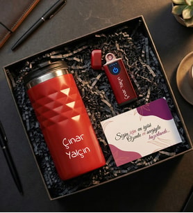 Kişiye Özel Kırmızı Geometrik Termos Bardak 300mL. & Kırmızı USB Alevsiz Elektrikli Çakmak & Not Hediye Seti