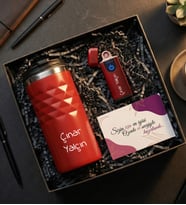 Kişiye Özel Kırmızı Geometrik Termos Bardak 300mL. & Kırmızı USB Alevsiz Elektrikli Çakmak & Not Hediye Seti