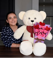 Sevgililer Günü Hediyesi 90 cm Papyonlu Peluş Ayıcık ve Kalpli Fuşya Ayıcık Buketi (Krem)
