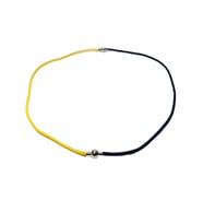 JTAW25KLY1601 İP MIKNATISLI TASARIM SARI LACİVERT GARANTİLİ HEDİYE KUTULU JANTİ KOLYE
