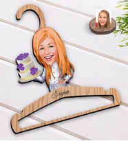 BK Gift Kişiye Özel Kadın Chef Karikatürlü Standart Boy Ahşap Elbise Askısı-2