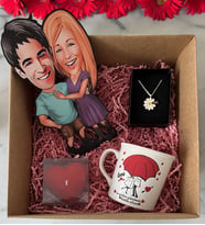 BK Gift Kişiye Özel Sevgililer Karikatürlü Ahşap Biblo & Sevgililer Günü Tasarımlı Kupa & Kalp Mum & Papatya Kolye Hediye Kutulu Set, Sevgiliye Hediye, Yıl Dönümü Hediyesi