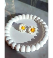 Daisy El Yapımı Beyaz Minimal ve Işıltılı Papatya Küpe - Zarif ve Sade
