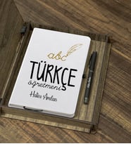 Kişiye Özel Türkçe Öğretmeni Tasarımlı Ahşap Kutulu Ajanda Kalem Seti (Beyaz)