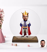 BK Gift Kişiye Özel Kral Karikatürlü Yuvarlak Ahşap Standlı Biblo-1