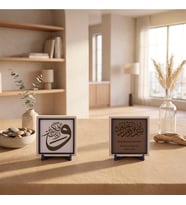 Kalıcı ve Değerli Bir Hatıra Bırakmak İsteyenler İçin İlahî Yücelik Vurgulu Deri Detaylı Meâlli Bismillah ve Tekbir Ayeti İkili Masaüstü Süsü 10x10 cm, Açık Kahve - Yavru Ağzı