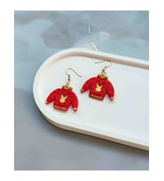 Myth Atelier Golden Reindeer Cozy Sweater Kırmızı Kazak Yılbaşı Küpe - Yılbaşı, Hediye, Yeniyıl (Yılbaşı Kırmızısı)