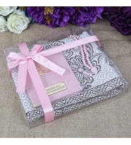 Hediyelik Kadife Kaplı Yasin Kitabı, Seccade, Kokulu Tesbih, Asetat Kutulu (26×23) Paket Pembe 
