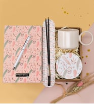 Kişiye Özel Beyaz Touch Pen& Tüy Tasarımlı Defter& Tüy Tasarım Desenli Tütsülük& Yuvarlak Kulplu Beyaz Kupa& Bardak Altlığı Hediye Seti