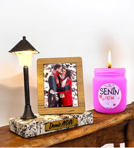Kişiye Özel Hediye Seti  Fotoğraflı İsimli Beyaz Mermer Tasarımlı Masa Lambası & Kokulu Mum (Pembe)