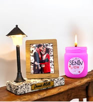 Kişiye Özel Hediye Seti  Fotoğraflı İsimli Beyaz Mermer Tasarımlı Masa Lambası & Kokulu Mum (Pembe)