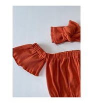 Kız Çocuk, Likralı Deri Fiyonk Detaylı Pantolon, Turuncu Straplez Crop Bluz Ve Saç Bandı Takımı.