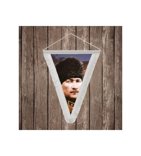 Üniformalı Kalpaklı Gazi Mustafa Kemal Atatürk Beyaz Saçaklı Üçgen Flama Bayrak Hatıra Flama ATA20