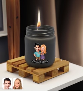 BK Gift Kişiye Özel DTF Sevgili Karikatürlü Renkli Cam Kavanozda Kokulu Mum-1(13 Renk Seçeneği), Sevgiliye Hediye, Doğum Günü Hediyesi (Antrasit)