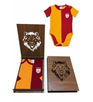Galatasaray Bebek Metin Oktay Hediye Ahşap Kutulu Forma Zıbın (Kırmızı)