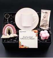 Gold Detaylı Beyaz Fincan & Gökkuşağı Anahtarlık & Mini Pembe Bubble Mum & Tek İçimlik Mehmet Efendi Türk Kahvesi Hediye Seti