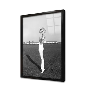 Marliyn Monroe Beyaz Şortuyla Çekilmiş Çerçeveli Cam Tablo