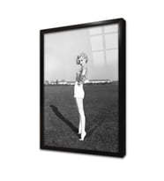 Marliyn Monroe Beyaz Şortuyla Çekilmiş Çerçeveli Cam Tablo