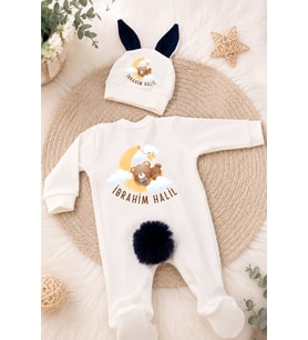 Kişiye Özel Erkek Bebek Tulum ve Bere – Ay ve Uyuyan Ayıcık Temalı İsme Özel Bebek Giyim