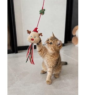 Zilli Peluş Yılbaşı Temalı Kedi Oyuncağı, Elastik İpli Sallanan Figür, Kurdeleli İnteraktif Oyun Oyuncağı, Kapı Duvar ve Mobilyaya Sabitlenebilir, Eğlenceli Aktivite Oyuncağı(Geyik)