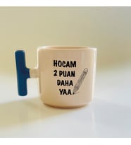 Kişiye Özel Hocam 2 Puan Daha Yaa Baskılı Mavi Kulplu Öğretmenler Günü T Kupa (Beyaz)